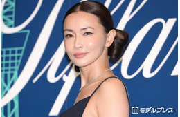 長谷川京子、美背中際立つ大胆キャミソールドレス姿「後ろ姿まで完璧」「街中にいたら二度見しちゃう」と絶賛の声