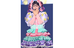しなこ、TikTokバズ楽曲披露で会場沸かす キッズモデル10人とランウェイ登場【TGC松山2026】