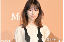 恒松祐里、美脚際立つドレスショット公開「クールで素敵」「シルエットが美しい」と話題