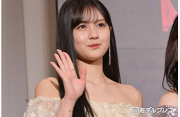 元乃木坂46中村麗乃、白レースタイツ姿のフレンチガーリーコーデ公開「異世界」「上品で素敵」と反響