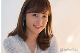 第1子出産の久慈暁子、ピンクベージュのノースリドレス姿披露「エレガントで綺麗」「爽やかで素敵」