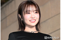 大原優乃、美デコルテ際立つベアトップ衣装ショットに反響「鎖骨くっきりで美しい」「大人っぽくて素敵」