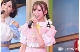 AKB48 メンバー、日ハムユニフォーム×ミニスカショットで美脚際立つショット公開「女神降臨」「スタイル抜群」