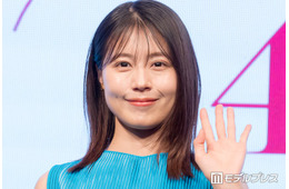 有村架純、大胆背中開き衣装オフショットに反響「たたずまいからオーラが出てる」「後ろ姿も美人」