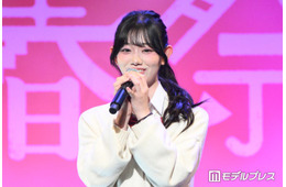 「今日好き」秋山みづき、美脚際立つ波打ち際ショットに反響「顔が小さくてスタイル抜群」「透き通るような白い肌」