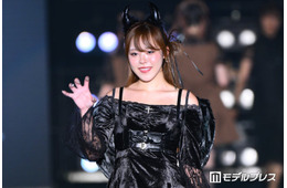 登録者数90万超美人YouTuber、圧巻スタイル際立つキャミ×ミニボトム姿に熱視線「おしゃれな海外ショットみたい」「脚が真っ直ぐで綺麗すぎる」