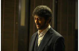 「VIVANT」野崎（阿部寛）が向き合っている人物とは 第15話場面写真1カット先行解禁