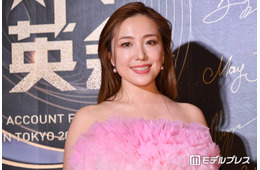 平原綾香、スラリ美脚のぞくスリットスカート姿で“駆け出しポーズ”「脚めちゃくちゃ綺麗」「スタイル抜群」と反響