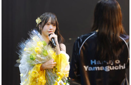 日向坂46山口陽世卒業セレモニー、ライブハウスにメンバー全員集合 黄色いドレス姿でスピーチ「6年半、とても私は幸せでした」