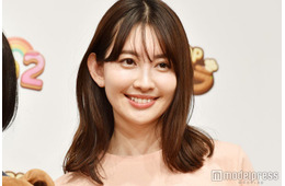 小嶋陽菜、膝上丈のノースリワンピで美脚スラリ「上品でゴージャス」「憧れの脚線美」と反響