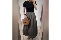 シンプルトップス×ボリュームスカートは好相性。これぞ真夏の余白スタイル【40代の毎日コーデ】