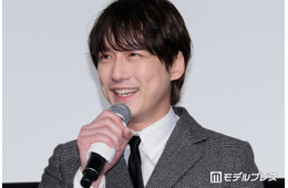 坂口健太郎の娘役、初日舞台挨拶にサプライズ登場 サボテン型のバルーンを持って壇上へ【私はあなたを知らない、】