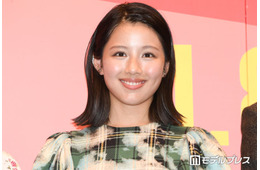 渡邉美穂、母親と韓国へ オフショル姿の食事ショットに反響「デコルテがツヤツヤ」「プラベ感嬉しい」