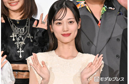 山下美月、デコルテ輝くベアトップドレス姿披露「女神」「圧倒的な美しさ」と反響