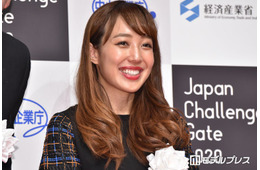 3児の母・川崎希「ヨーグルトに食パンをつけて食べるのにハマり中」次女の“もぐもぐ時間”公開「手づかみ食べが上手」「可愛い」の声