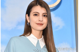 マギー、リゾートでの美脚際立つミニスカ姿公開「女神降臨」「何頭身？」の声