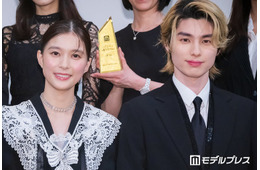 「めおと日和」芳根京子＆本田響矢、手繋ぎ新ビジュアルに反響続々「落ち葉が永遠マークになってる」「ちょっと照れてる」