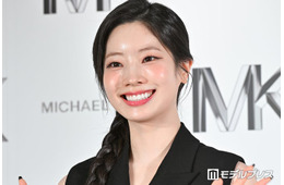 TWICEダヒョン、美背中開放の真紅ドレス姿披露「絵画のような美しさ」「破壊力すごい」の声