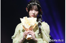 「今日好き」秋山みづき、ショート丈ニットから美ウエストちらり「ビジュ良すぎる」「引き締まってる」
