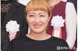 1児の母・丸山桂里奈、娘の七五三ショット公開「赤基調で素敵な着物」「素足もポーズも可愛すぎる」と反響