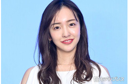 板野友美、美脚映える黒タイツコーデに反響「大人カッコイイ」「何頭身ですか？」