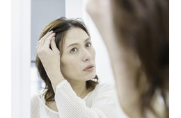 閉経後は「頭の中央の分け目」から薄毛が始まる⁉ 更年期の髪の悩み、原因を専門医が解説