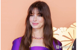 第3子妊娠中のアン・ハサウェイ、ふっくらお腹でイベント参加「オーラが出ている」「なんて美しいママなの」