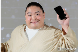 「VIVANT」出演話題の富栄ドラム、チョッキー役・OHMとの“オフ感満載”肩組みショットが話題「お迎えに行った際の写真です」