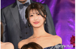 美人アナウンサー、ほっそり美脚際立つミニワンピ自撮りショット公開「似合いすぎてて天才」「ビジュアル最高」の声
