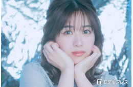 元AKB48メンバー、ノースリ×シャツのレイヤードで美肩チラリ「ラインが綺麗」「透明感レベチ」と反響
