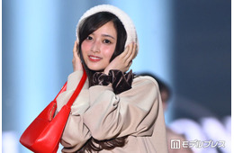 乃木坂46井上和、ミニスカ着こなす ニット帽で冬らしさプラス【TGC2026A/W】