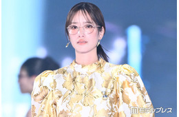元日向坂46佐々木久美、メガネ姿で印象ガラリ ゴールド個性派ワンピでクラシカルな雰囲気【TGC2026A/W】