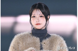あの、脚線美際立つショーパン姿に熱視線 ファーコートで秋先取り【TGC2026A/W】