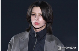 STARGLOW・ADAM、クールな表情で色気放つ「脚長すぎて二度見した」「レベチのスタイル」と反響【TGC2026A/W】