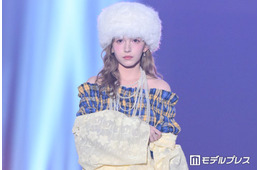 FRUITS ZIPPER早瀬ノエル、トップバッターで「IDOL RUNWAY」開幕 肩出し衣装で美デコルテ披露