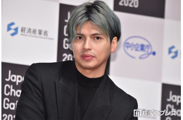 川崎希の夫・アレクサンダー、子どものピアノ発表会後の家族ショット公開「親子そっくり」「仲良しで微笑ましい」の声