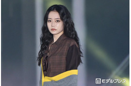 なごみ、スモーキーメイクで雰囲気一変 カラータイツで美脚スラリ【ガルアワ2026A/W】