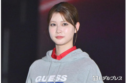 生見愛瑠、パーカー×ミニスカのカジュアルファッションで美脚披露「理想のスタイル」「美しい」と反響【ガルアワ2026A/W】