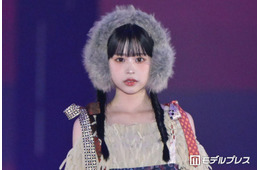 「GTO」カジサック長女・梶原叶渚、ネクタイパッチワークのミニドレス着こなす ボリューム感あるイヤーマフで小顔際立つ【ガルアワ2026A/W】