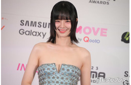 「イカゲーム」出演女優、美脚際立つ透け黒タイツコーデに絶賛の声「頭身バランスがレベチ」「スタイリッシュでかっこいい」