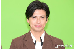 アレクサンダー、息子のピアノ練習中ショット公開「かっこいい」「目元がイケメンパパに似てる」