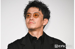 小栗旬、間宮祥太朗の全身和彫り姿アピール “8割全裸”に「ネイキッド間宮」とお茶目発言【バッド・ルーテナント：トウキョウ】