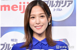 鷲見玲奈、ミニスカゴルフウェアでスラリ美脚「スタイル抜群」「脚が長い」の声