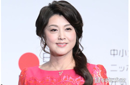 藤原紀香、青タイツ履いた圧巻の美脚披露「どれだけ長いんだ」「等身バランスが凄すぎる」