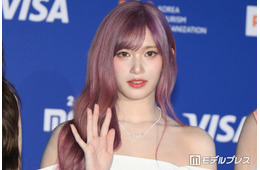 IVEイソ、白ワンピ姿で美脚スラリ「天使」「透明感レベチ」の声