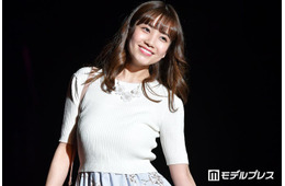 新婚の元AKB48メンバー、前撮りドレス姿公開 夫との密着ショットに「メガネつけてるギャップが可愛くて最高」「自然体の笑顔が素敵」と反響