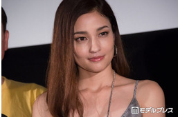 黒木メイサ、ウエストちらりのサイドカットアウトコーデ披露「スタイル抜群」「横向きのポーズかっこいい」と反響