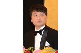 月亭方正、妻とお揃いコーデでディズニー満喫 顔出し夫婦ショットに「奥さんお綺麗」「仲良し感がすごい」と反響
