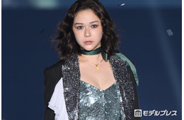 村重杏奈、胸元ざっくりドレス姿でクールな表情「大人の色気」「雰囲気違う」の声【TGC北九州2026】