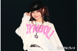 CANDY TUNE村川緋杏、福岡凱旋ランウェイ ショーパン×メンカラニーハイでポップな装い【TGC北九州2026】